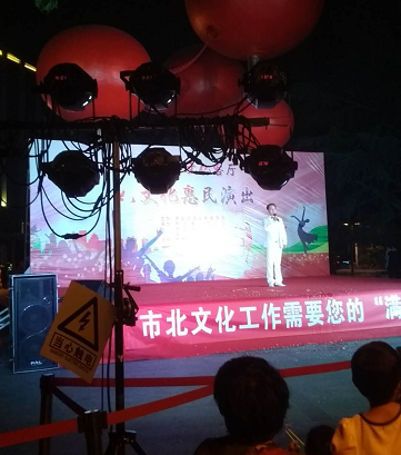 周末晚上，路过糖球广场，有文艺演出